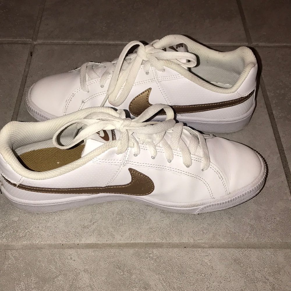 Nike Court Royale Sneakers in size 7